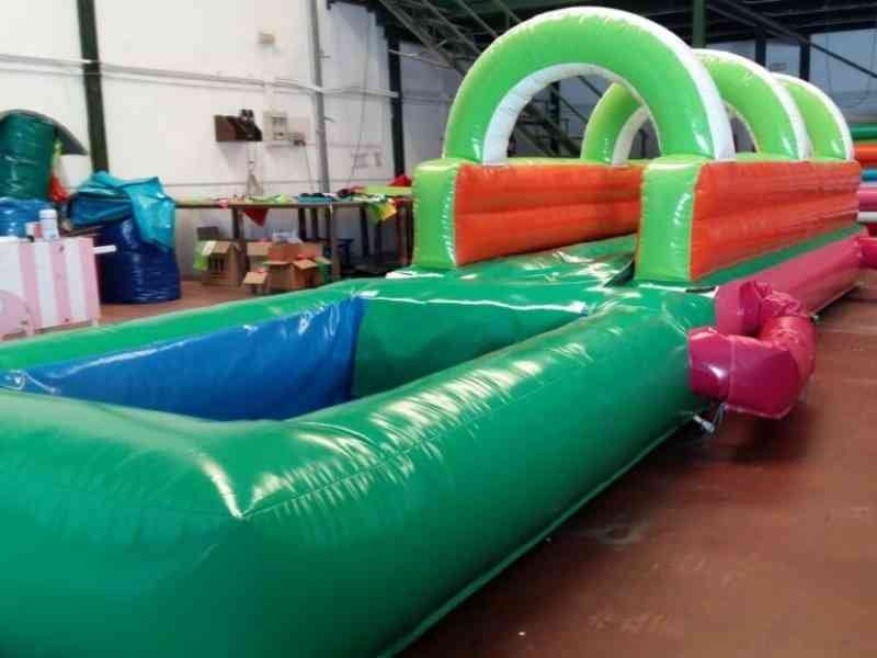Deslizador acuático con piscina