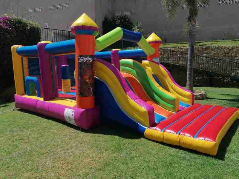Rampa hinchable multicolor. Venta hinchables en España con motor de hinchado