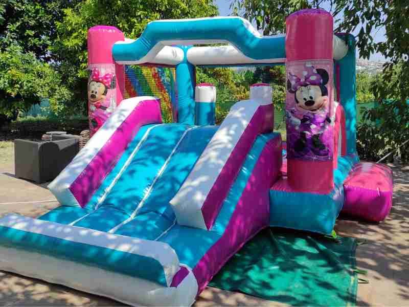 Rampa hinchable personalizada de Minnie. Venta hinchables en España con motor de hinchado