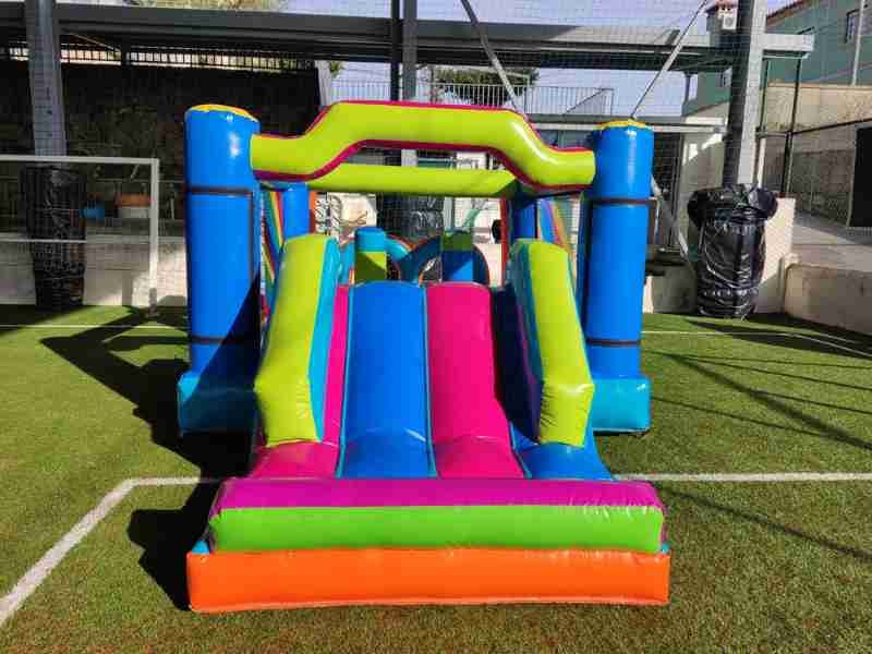Rampa mediana multicolor. hinchables en España con motor de hinchado