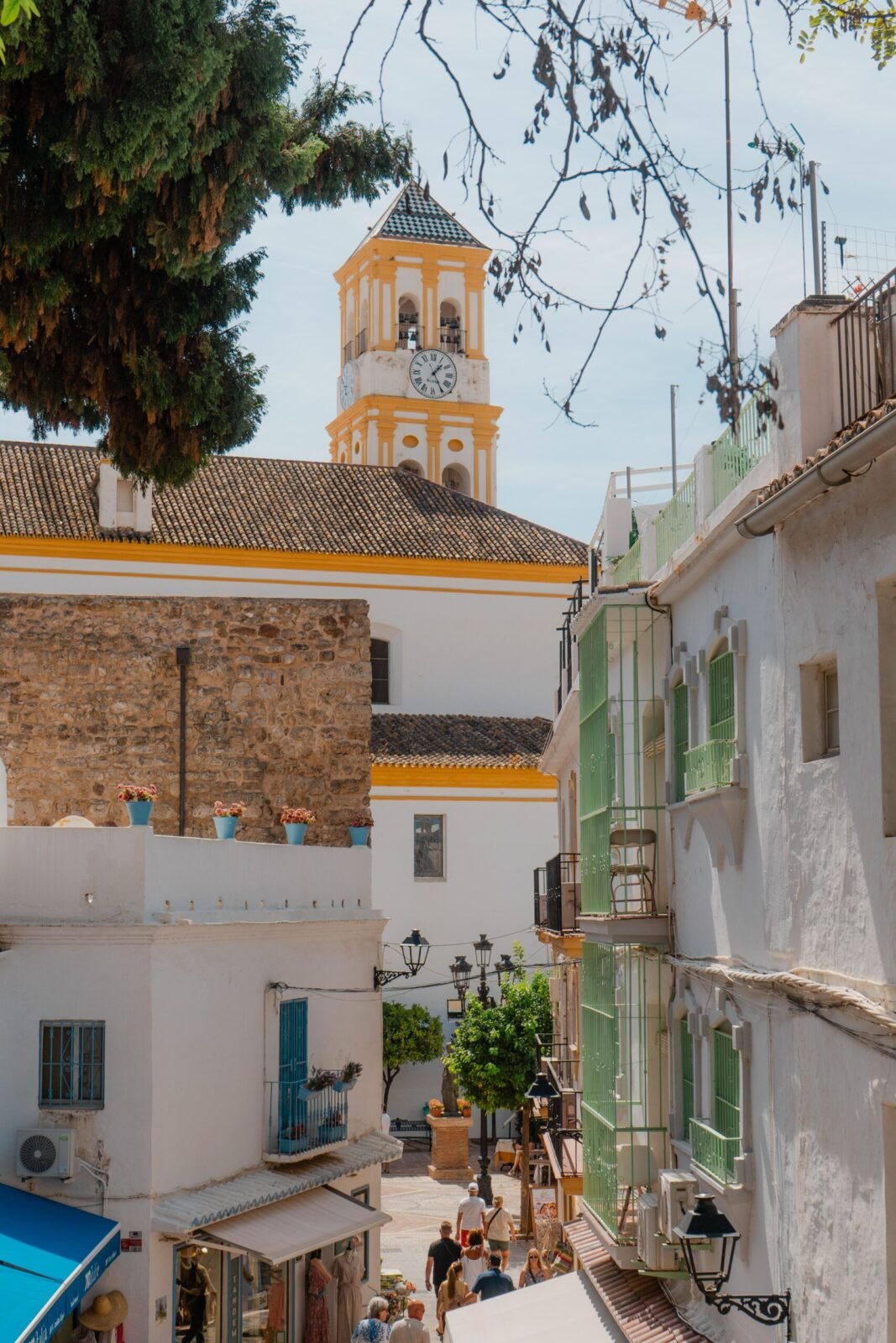 Calle del casco antiguo de Marbella con su torre