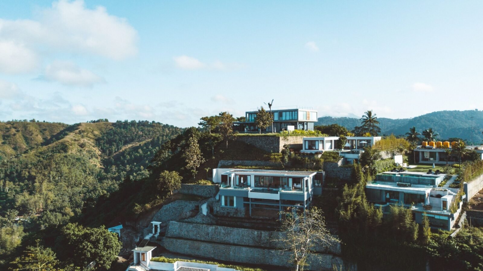 Villas con piscina en una ladera arbolada