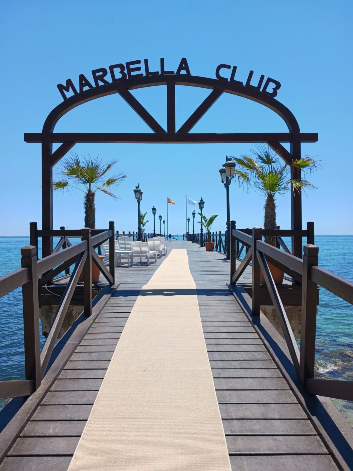 Pasarela de madera sobre el mar en la Costa del Sol